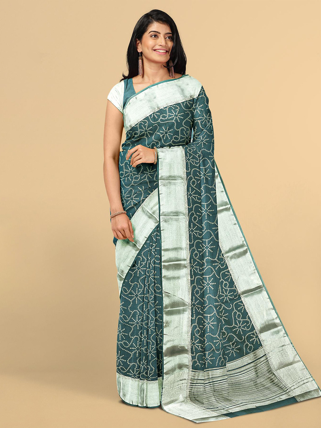 

Kalamandir Grey & White Bandhani Silk Blend Bandhani Saree
