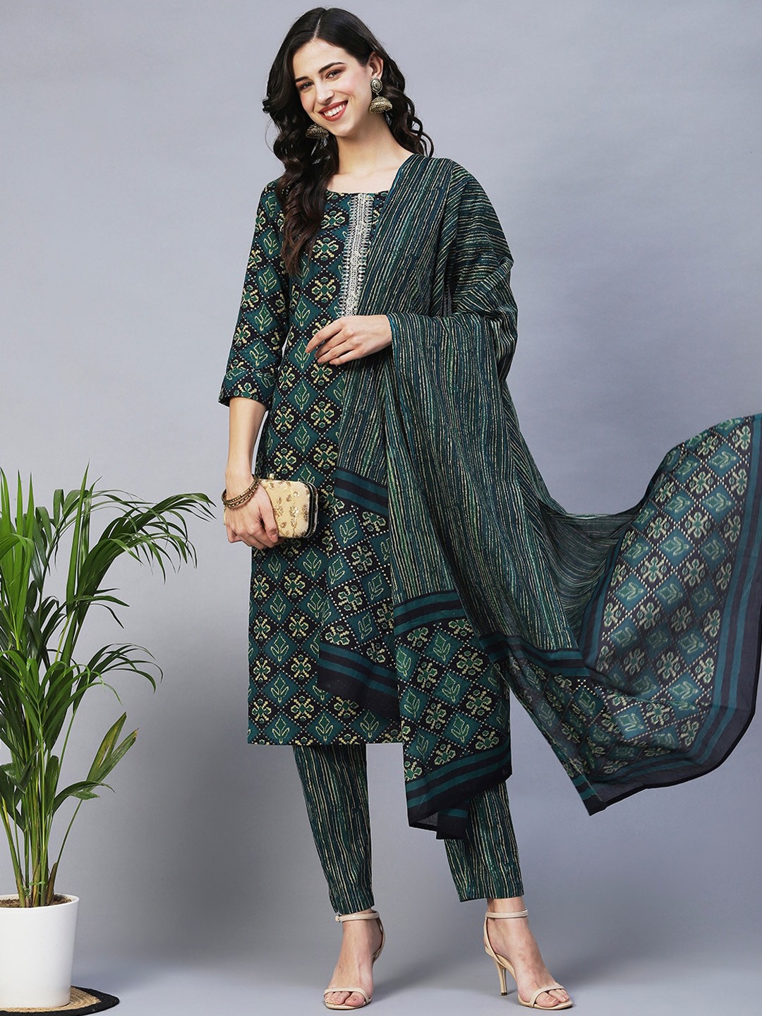 

INDYES Women Green Printed Sequinned Pure Cotton Kurta with Trousers & Dupatta