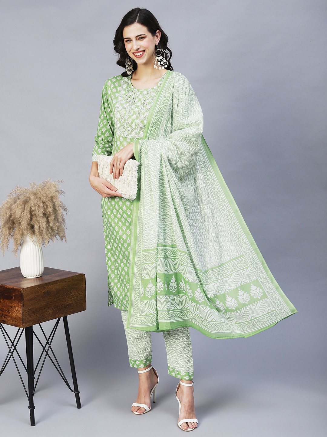 

INDYES Women Green Floral Printed Thread Work Pure Cotton Kurta with Trousers & Dupatta