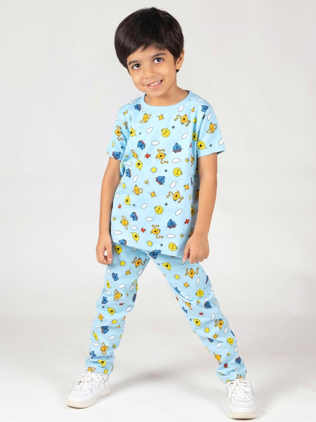 

Cuddles for Cubs Unisex Kids Blue & White Printed Pure Cotton Night suit