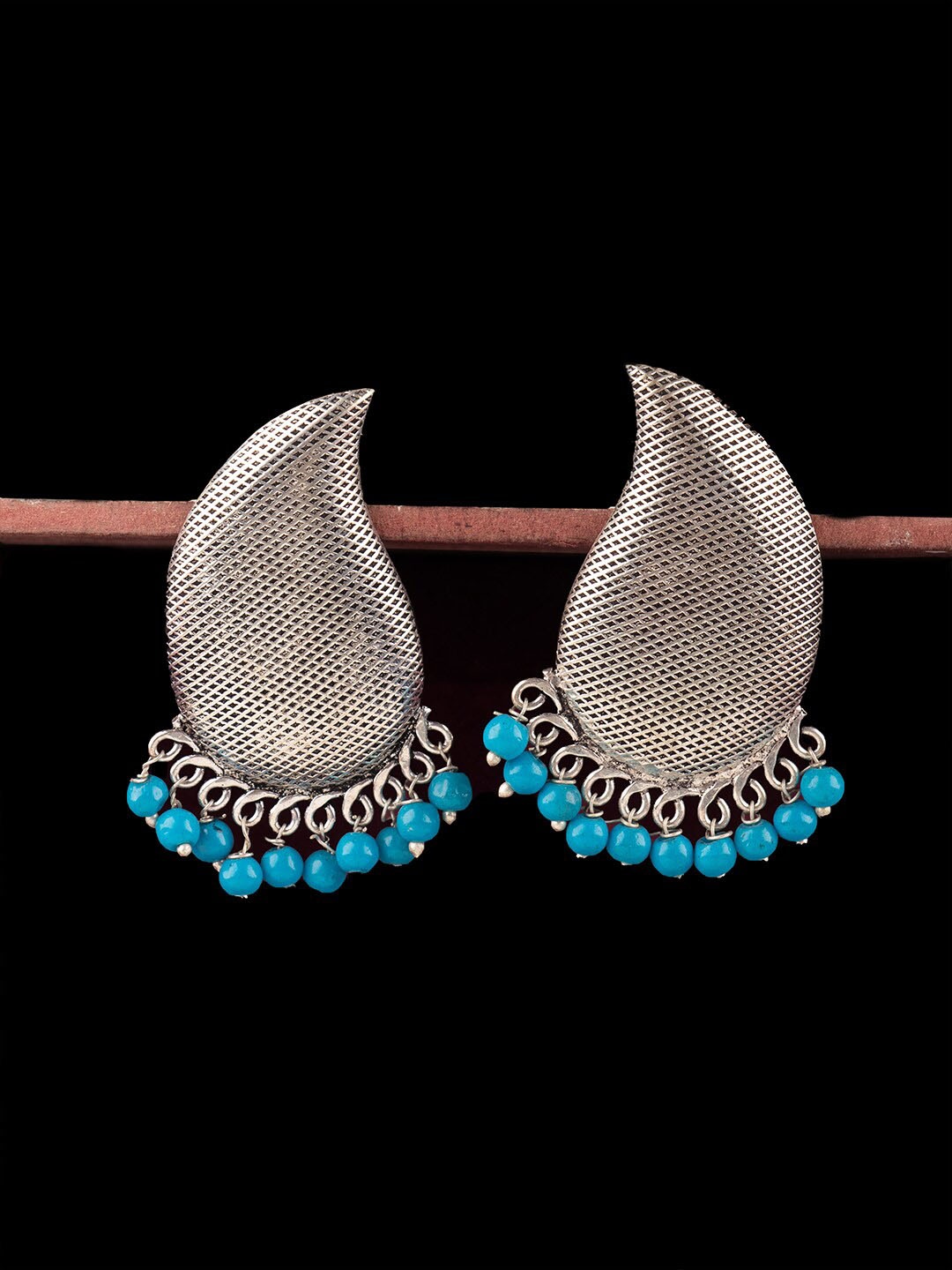 

Ozanoo Silver-Toned & Blue Leaf Shaped Ear Cuff Earrings