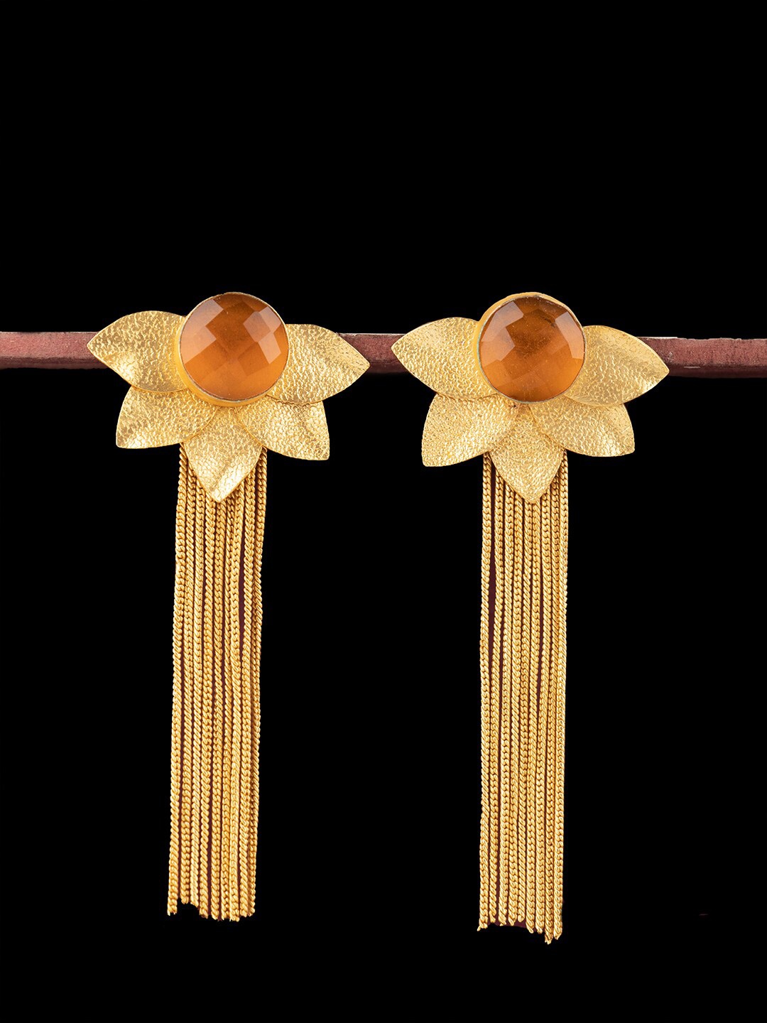 

Ozanoo Gold-Toned Leaf Shaped Drop Earrings