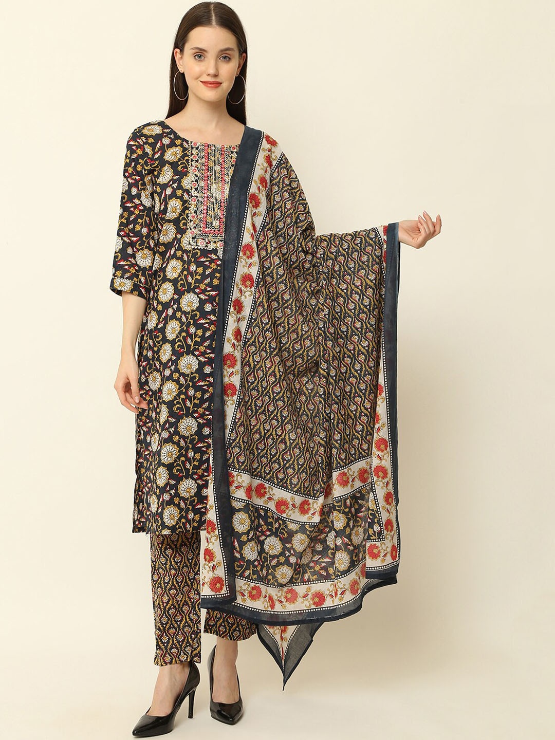 

Vastralay Women Black Floral Printed Pure Cotton Kurta with Trousers & Dupatta
