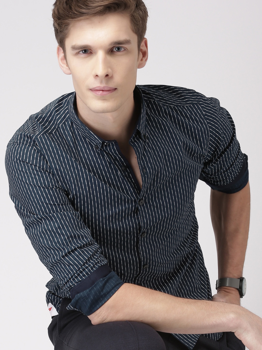 

INVICTUS Men Navy & White Slim Fit Striped Sustainable Casual Shirt, Navy blue