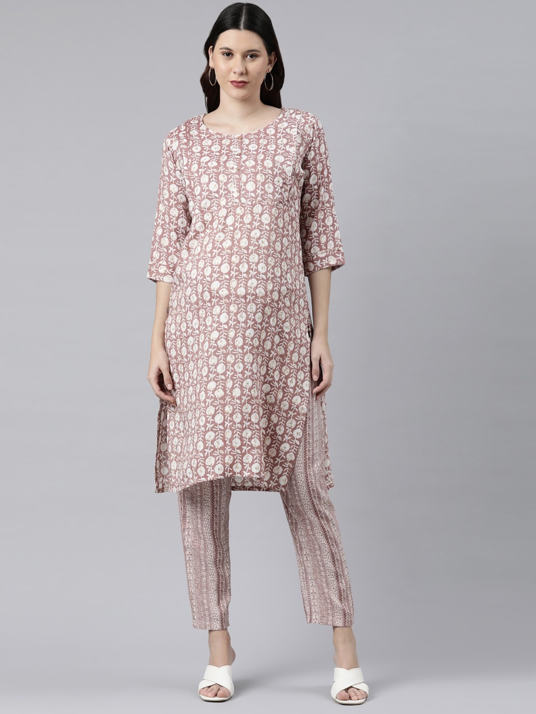 

GOLDSTROMS Women Coffee Brown Floral Printed Kurta with Trousers
