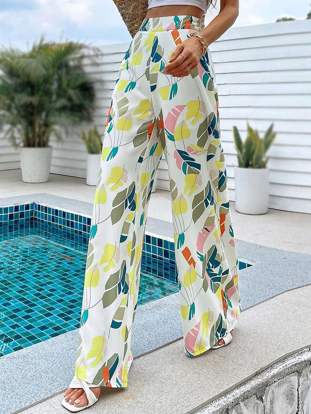 

Kotty Women Multicoloured Printed Relaxed Straight Fit High-Rise Easy Wash Trousers, Multi