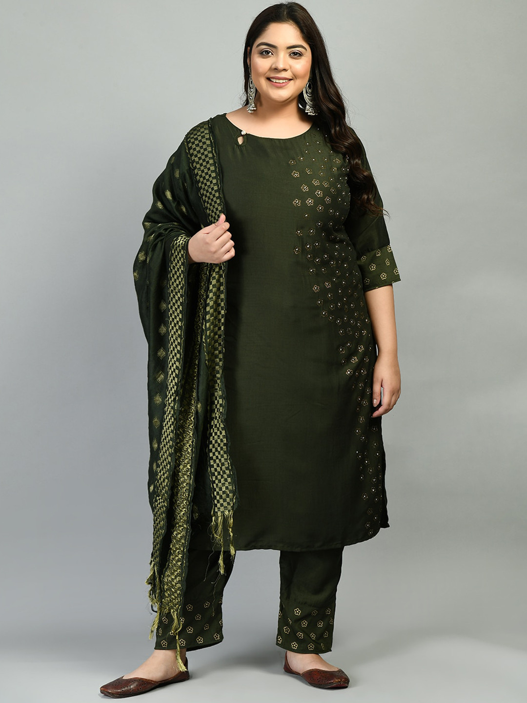 

PrettyPlus by Desinoor.com Women Green Floral Embellished Kurta with Trousers & Dupatta