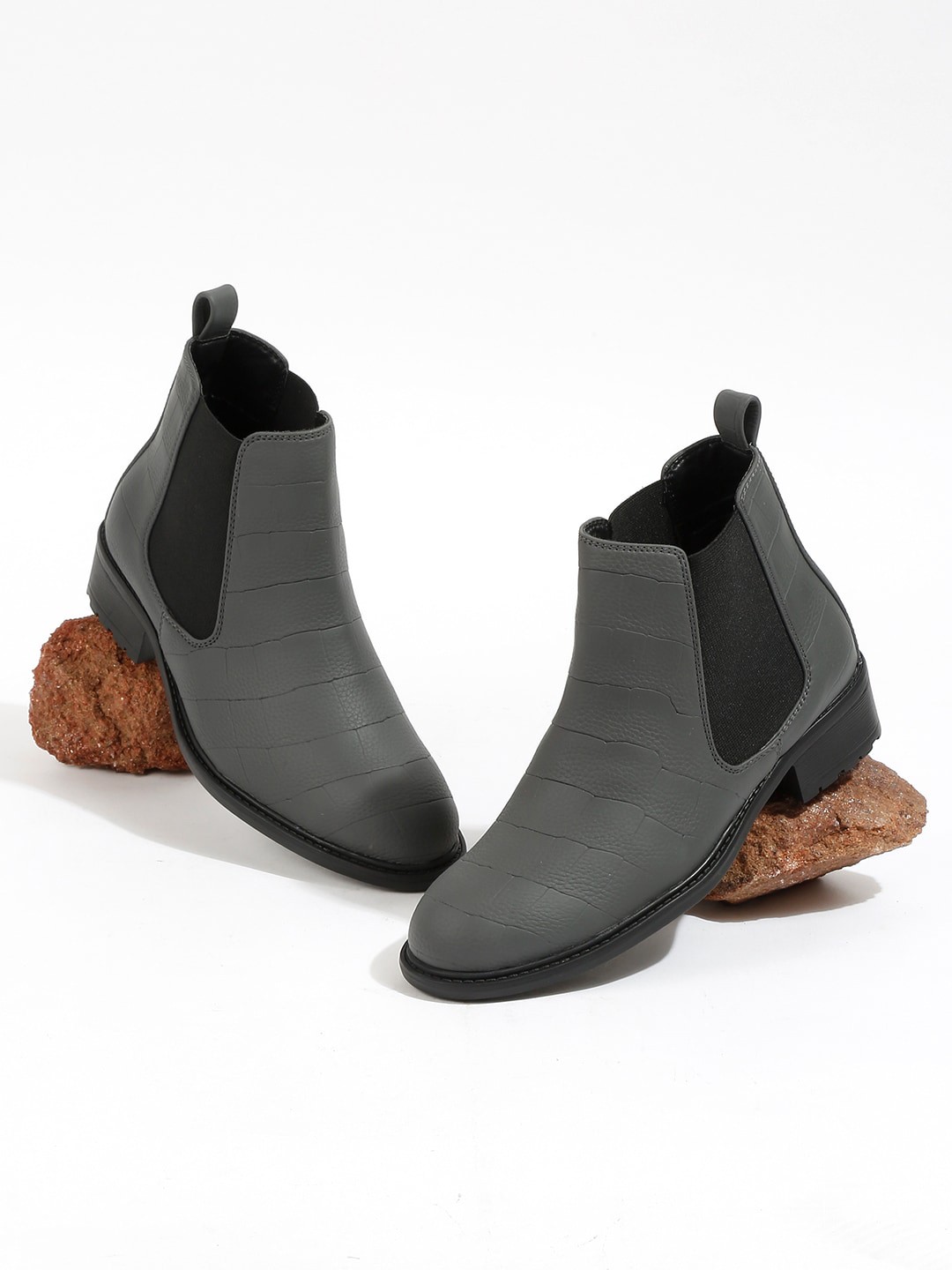 

Roadster Women Grey Textured PU Chelsea Boots