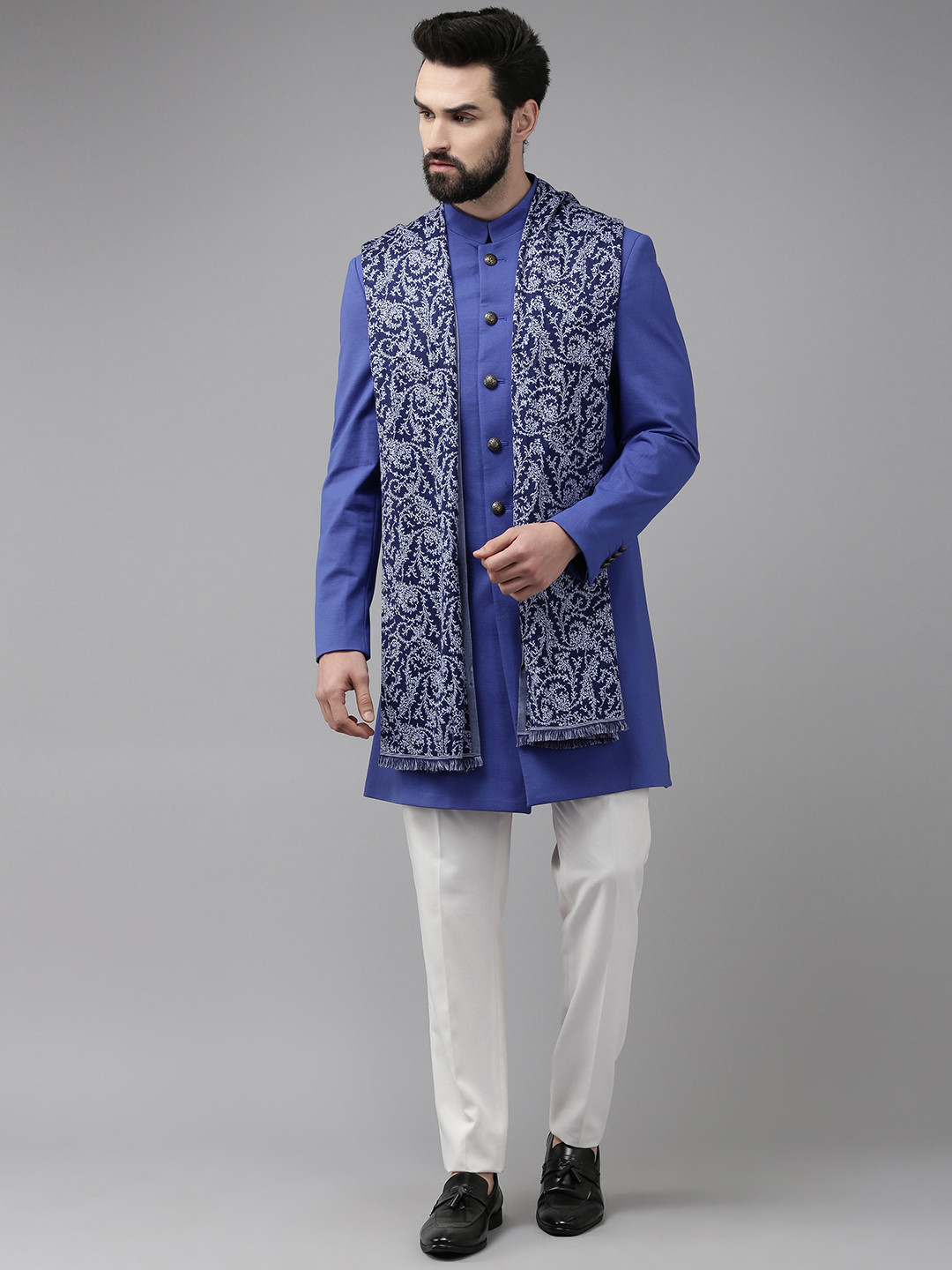 

Blackberrys Men Blue & White Slim Fit Self Design Suit