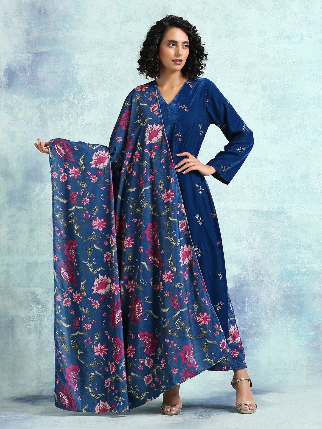 

trueBrowns Women Navy Blue Floral Printed Shawl