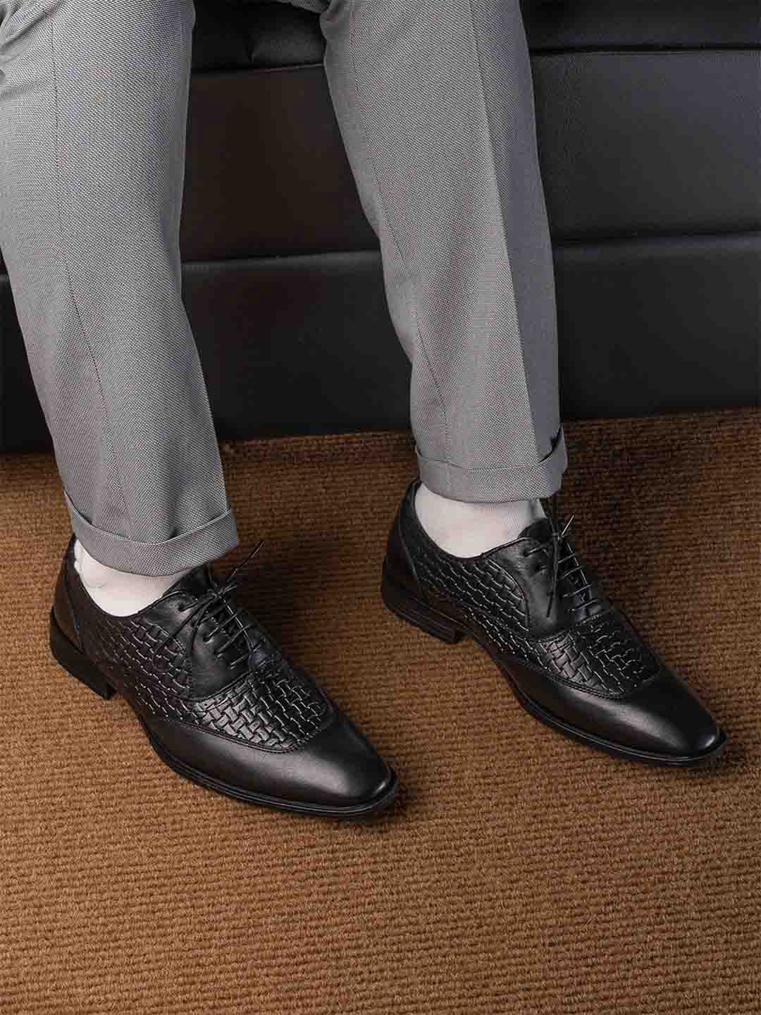 

Alberto Torresi Men Black Textured Leather Formal Oxfords