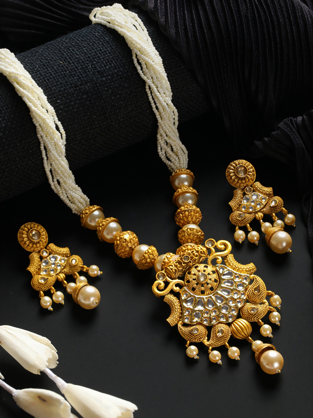 

Priyaasi Women Gold-Plated Gold-Toned Kundan Studded & Beaded Jewellery Set