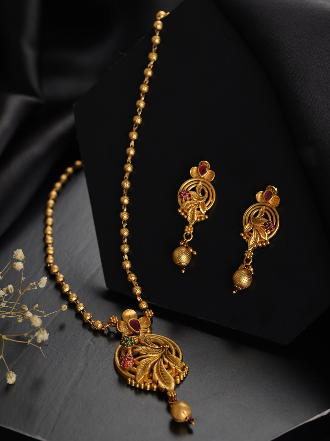 

Priyaasi Gold-Plated Floral Leaf Jewellery Set
