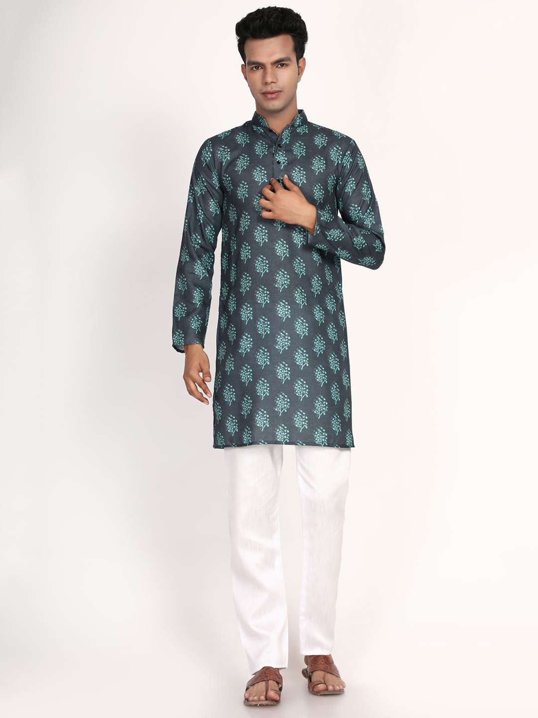 

Vastrasky Global Men Green & Blue Ethnic Motifs Khadi Kurta