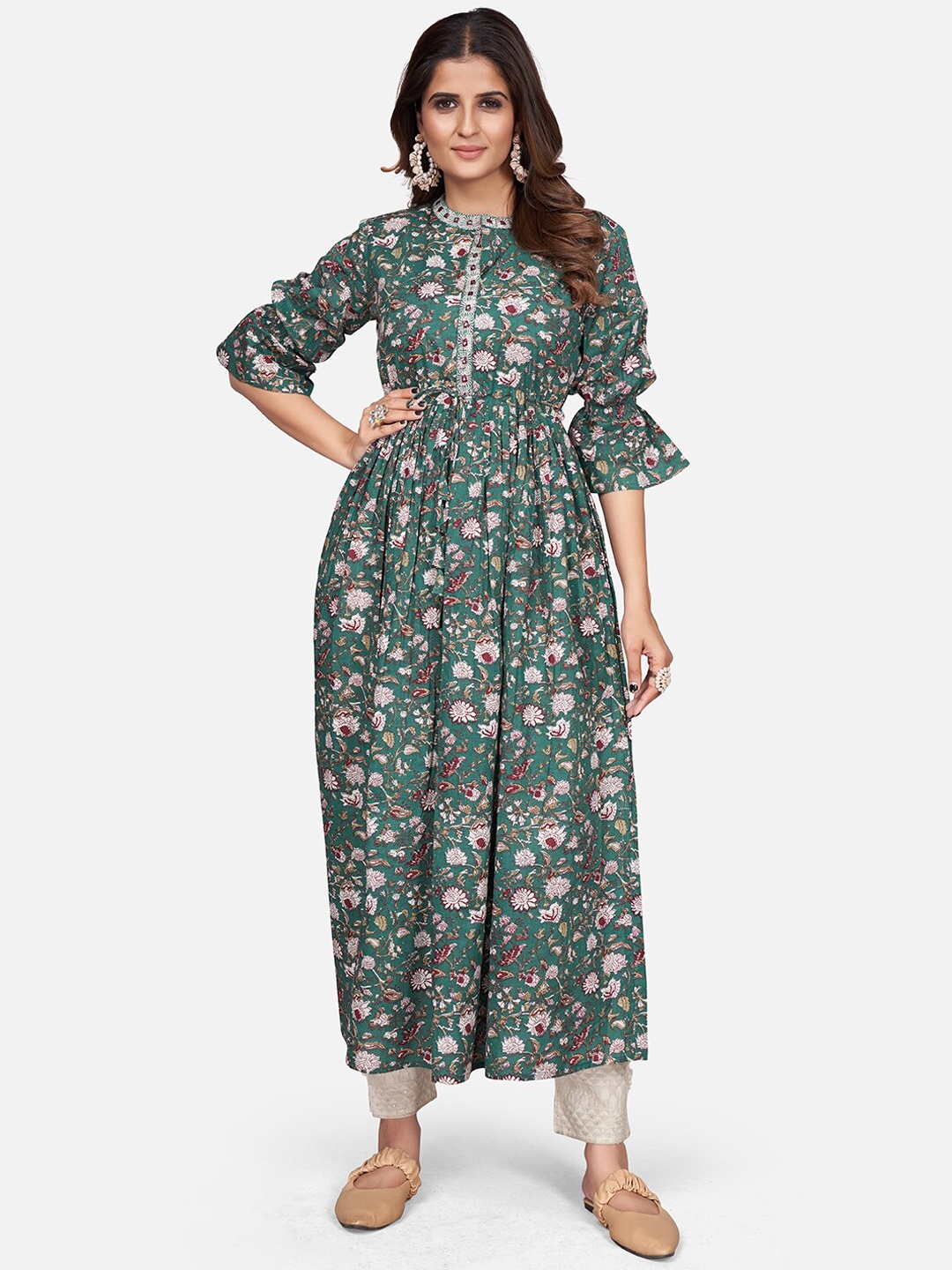 

Vbuyz Women Green & White Floral Printed Flared Sleeves Cotton Kurta