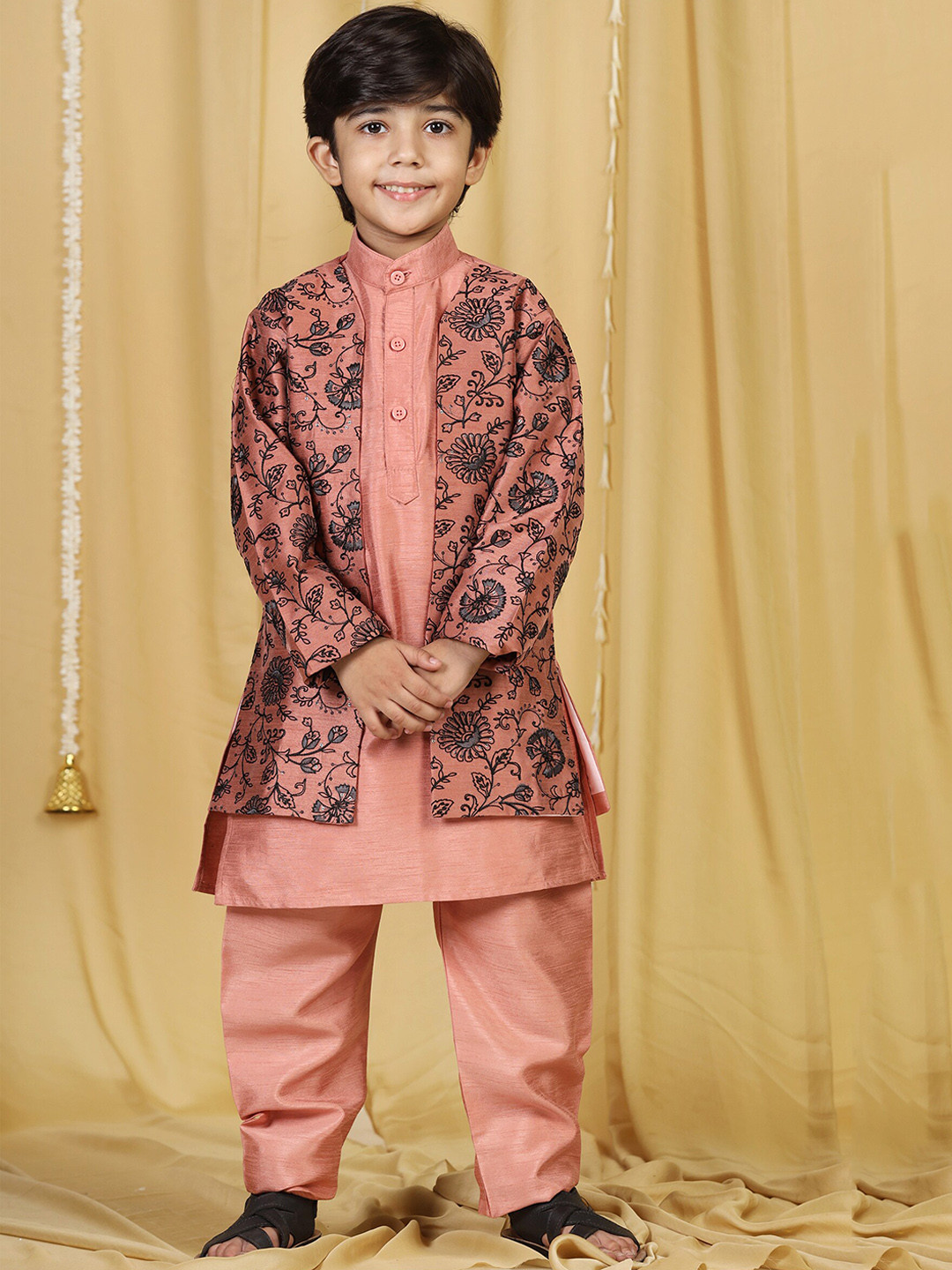 

Aj DEZInES Boys Peach-Coloured Embroidered Kurta Set With Jacket