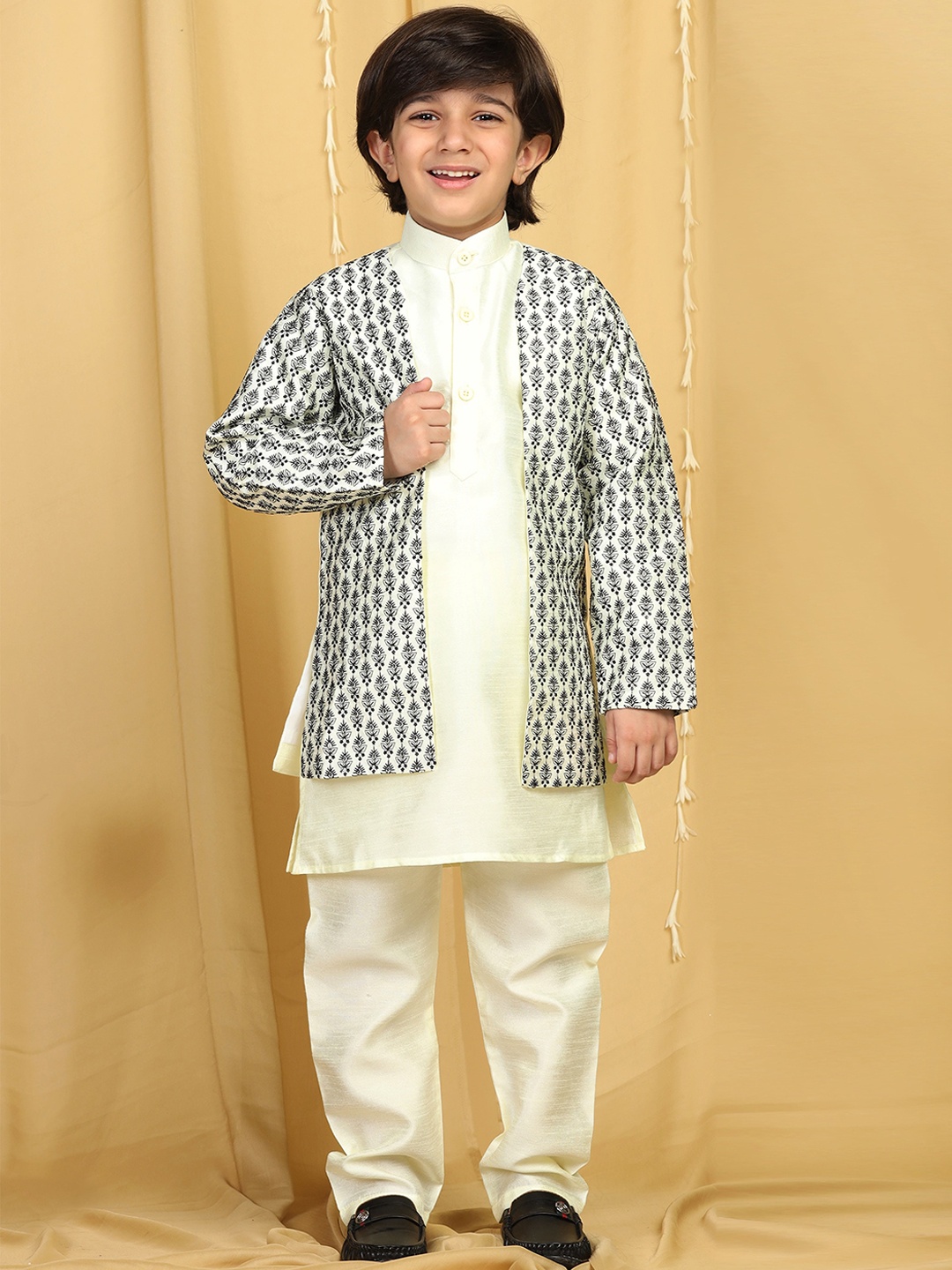 

Aj DEZInES Boys Lemon Yellow Embroidered Woven-Design Kurta Set