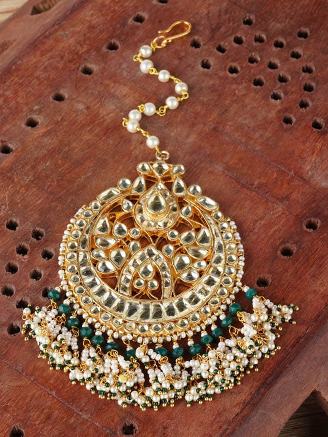 

AURAA TRENDS Gold-Plated White Kundan & Beads Studded MaangTika Head Jewellery