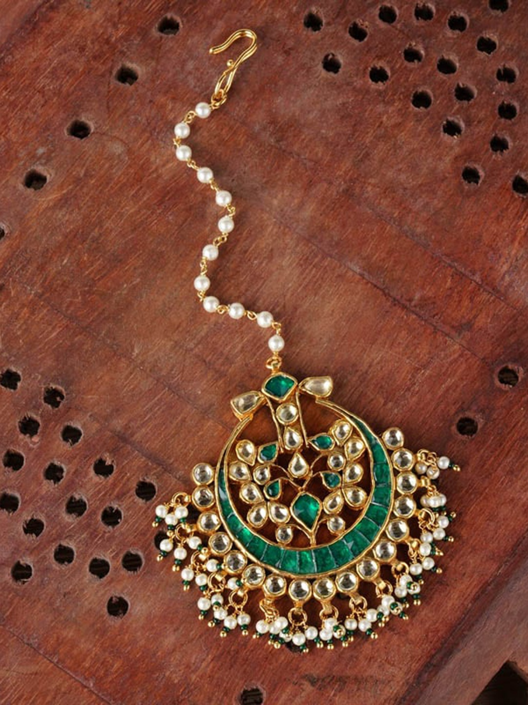 

AURAA TRENDS Gold-Plated Green & White Kundan Studded Mangtika