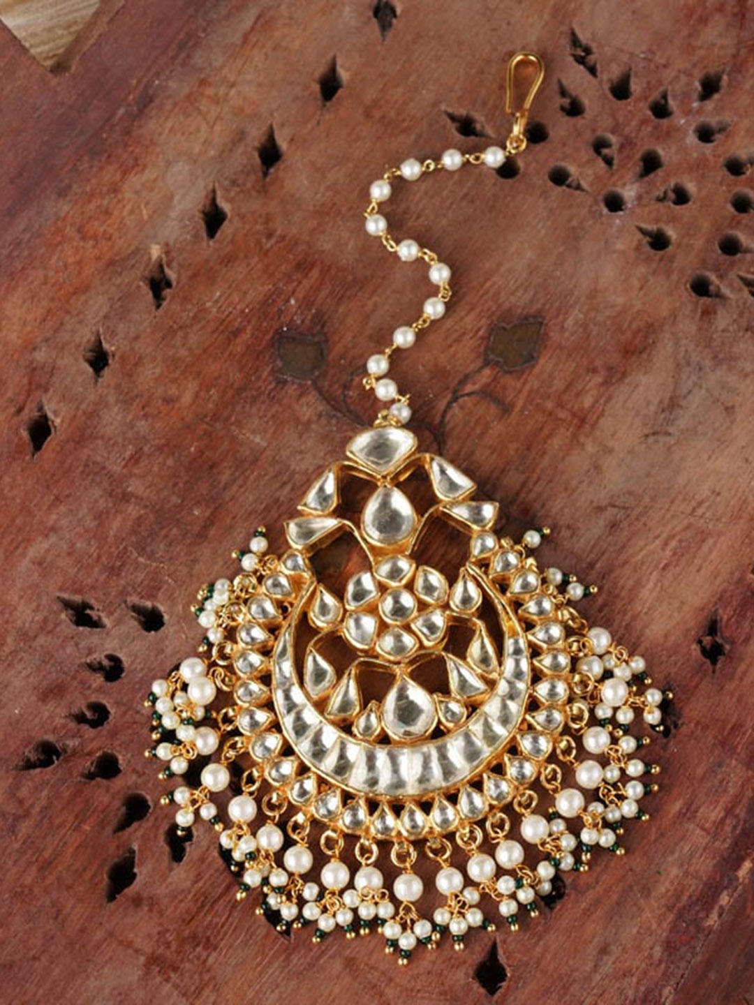 

AURAA TRENDS 22KT Gold-Plated White Kundan-Beaded Maangtika