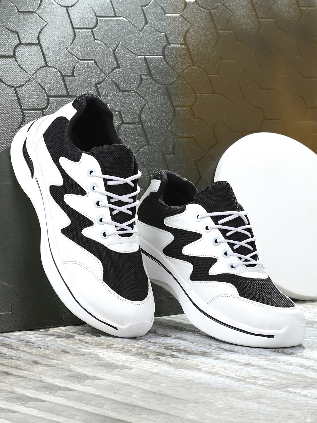 

Killer Men White Colourblocked Lightweight Sneakers