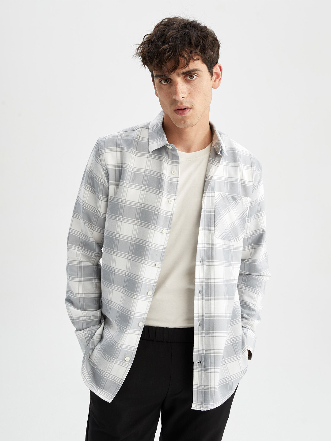 

DeFacto Men Grey & White Checked Casual Shirt