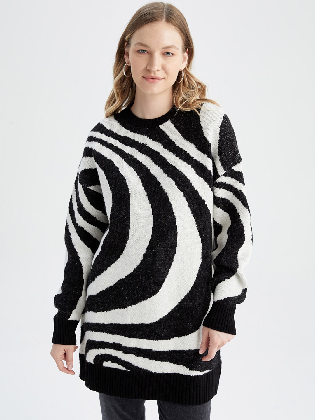 

DeFacto Women Black & White Printed Longline Pullover