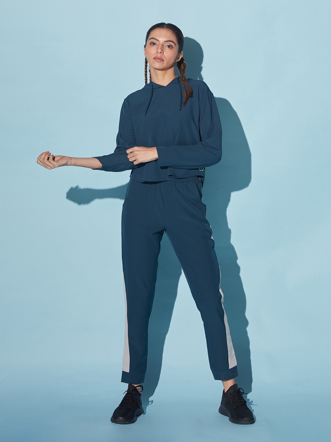 

KICA Women Green Solid Lightweight Tracksuit