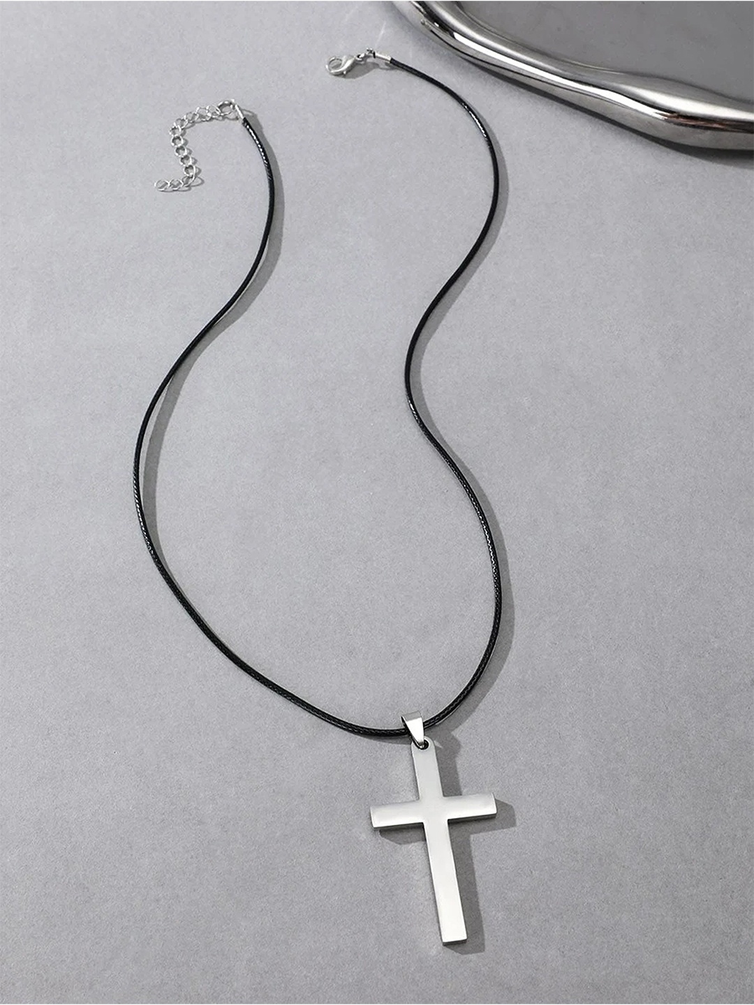 

EL REGALO Unisex Silver-Toned & Black Necklace