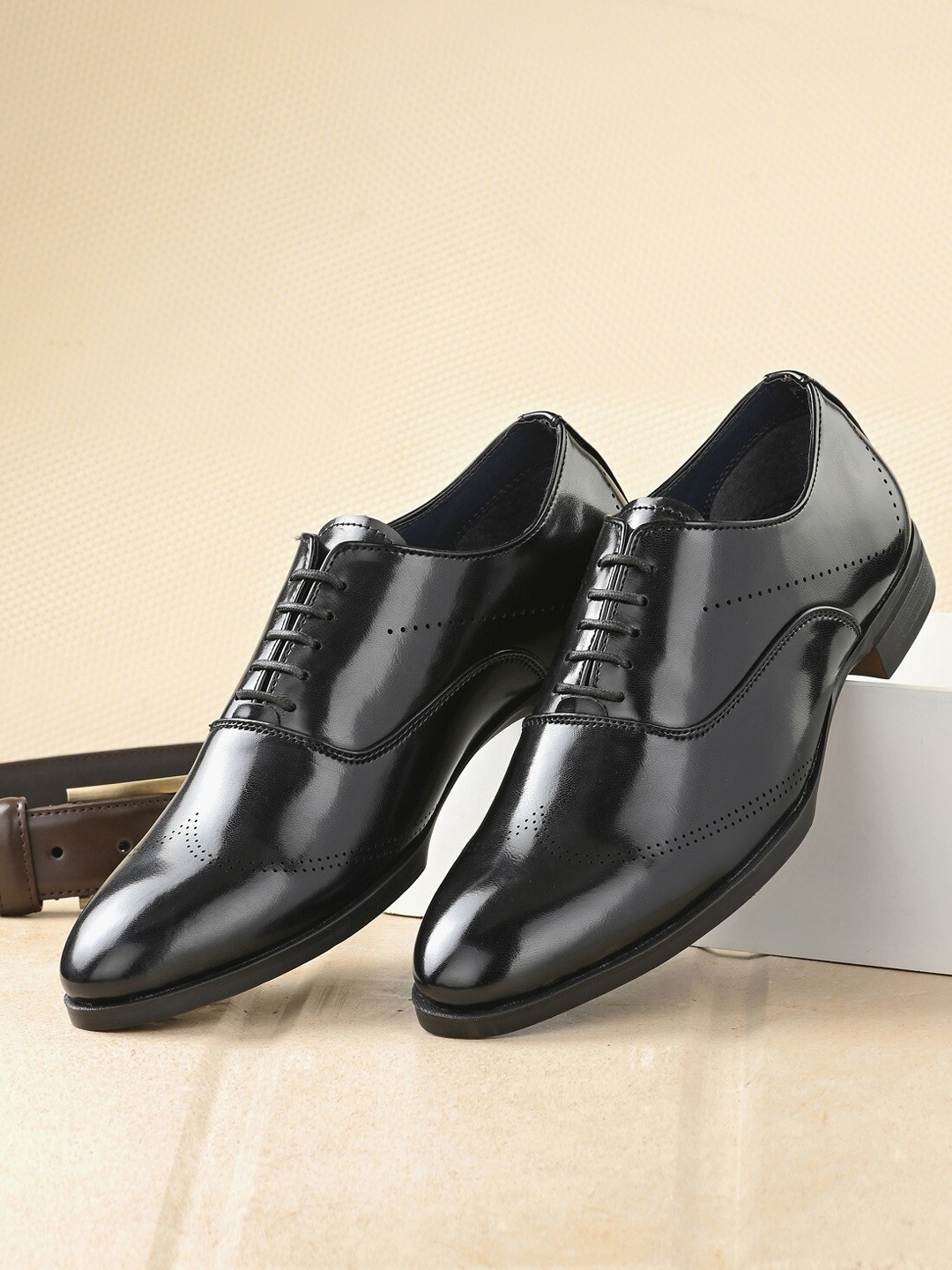 

INVICTUS Men Black Solid Formal Oxfords