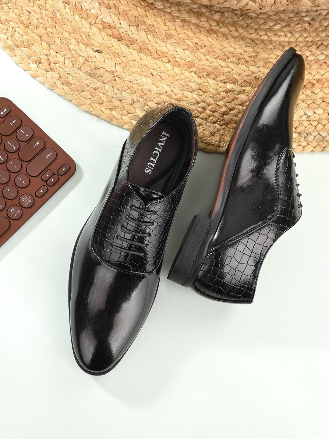 

INVICTUS Men Black Solid Formal Derbys