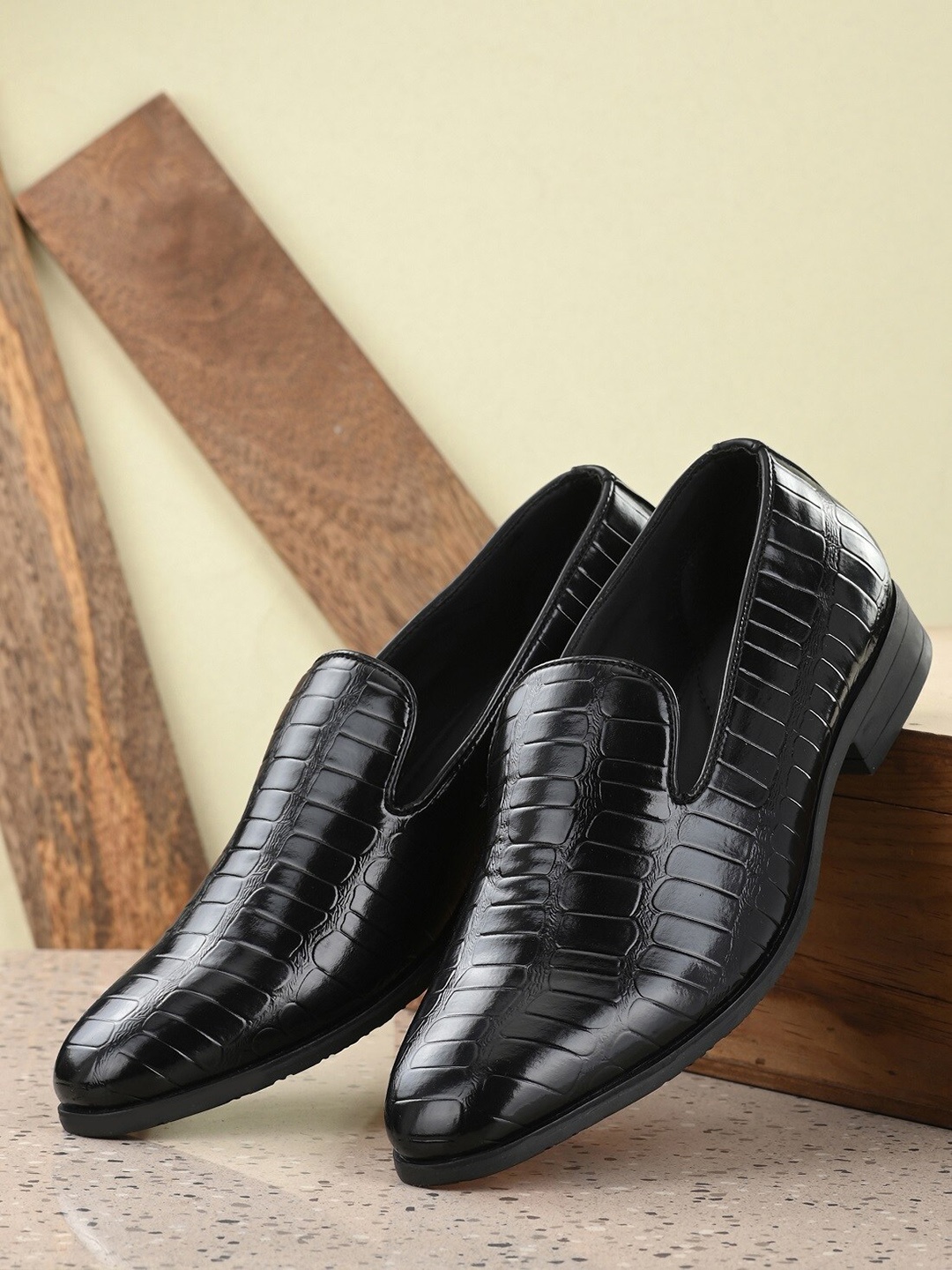 

INVICTUS Men Black Textured Formal Slip on Shoes