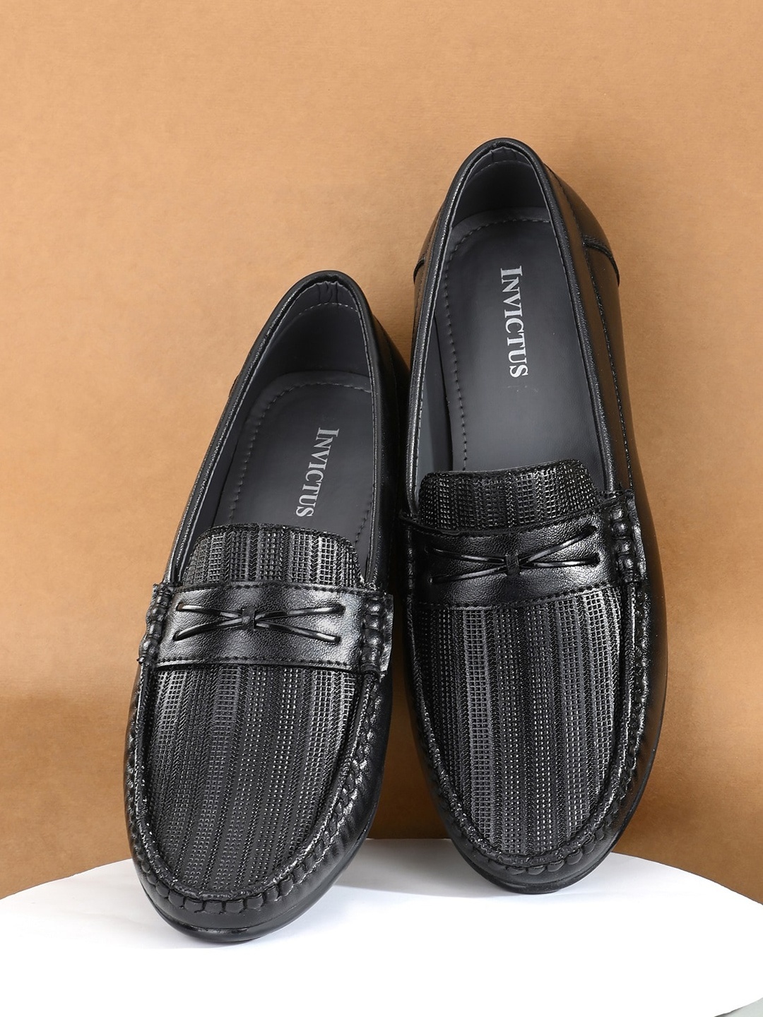 

INVICTUS Men Black Textured Loafers