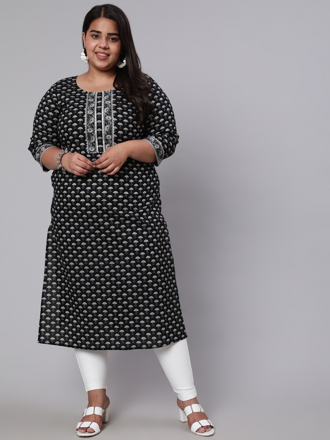 

Nayo Women Black Geometric Printed Thread Work Kurta