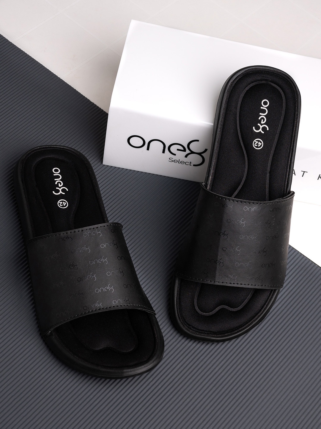 

One8 Men Black & White Printed Sliders