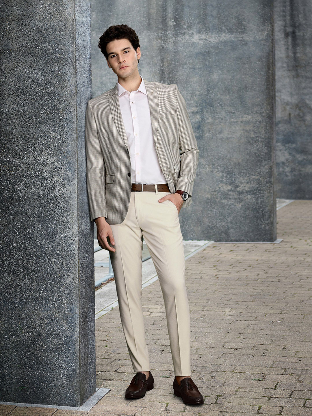 

INVICTUS Men Slim Fit Mid Rise Flat Front Smart Casual Trousers, Beige