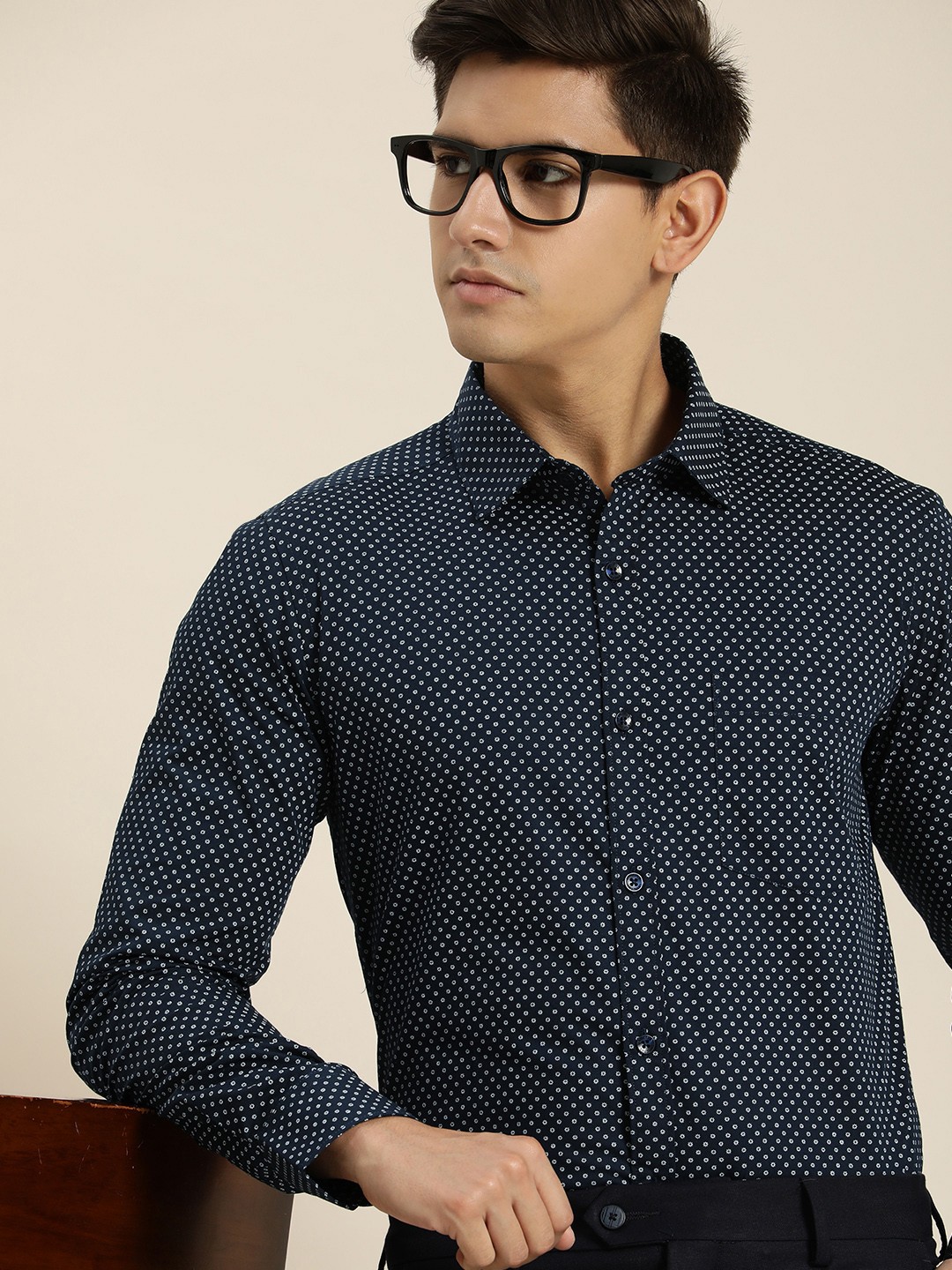 

INVICTUS Men Slim Fit Micro-Ditsy Floral Printed Pure Cotton Formal Shirt, Navy blue