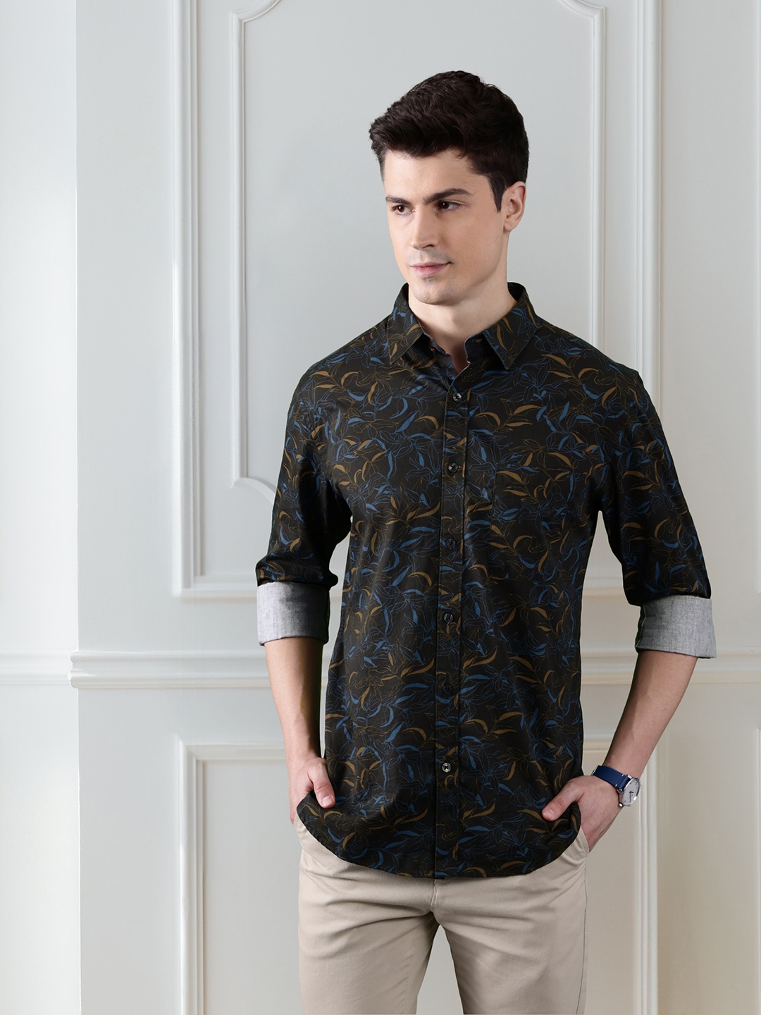 

INVICTUS Men Black & Blue Slim Fit Floral Printed Casual Shirt