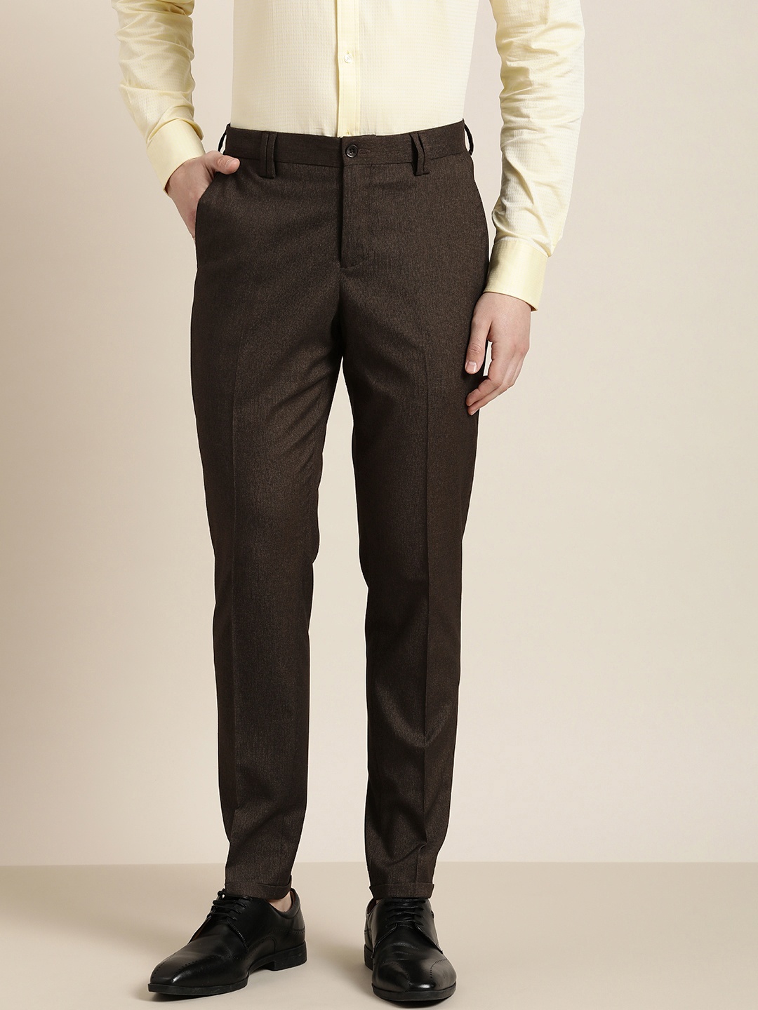 

INVICTUS Men Solid Slim Fit Mid-Rise Formal Trousers, Brown