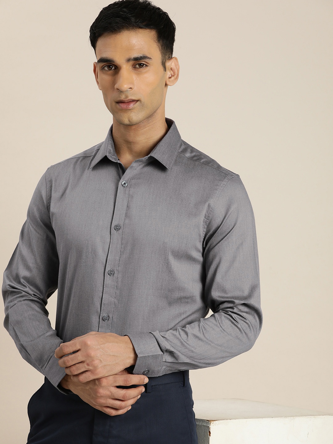 

INVICTUS Men Solid Slim Fit Semiformal Shirt, Grey