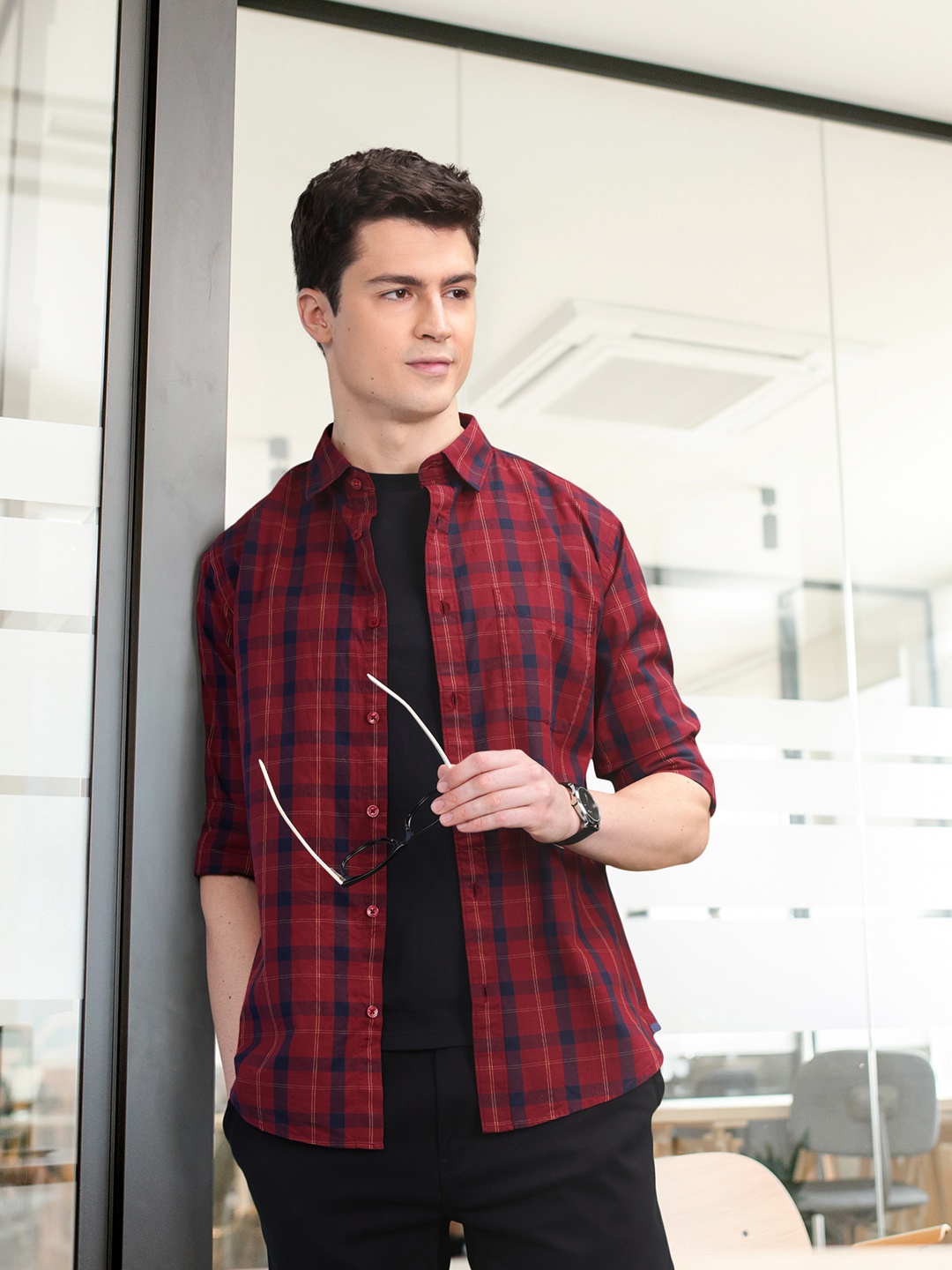 

INVICTUS Men Burgundy & Navy Blue Slim Fit Tartan Checked Casual Shirt