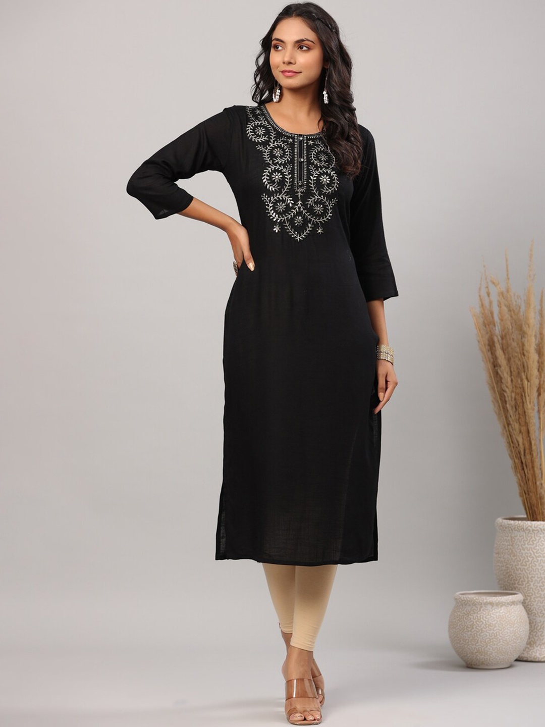 

ETHNIC STREET Women Black Solid Straight Fit Kurta