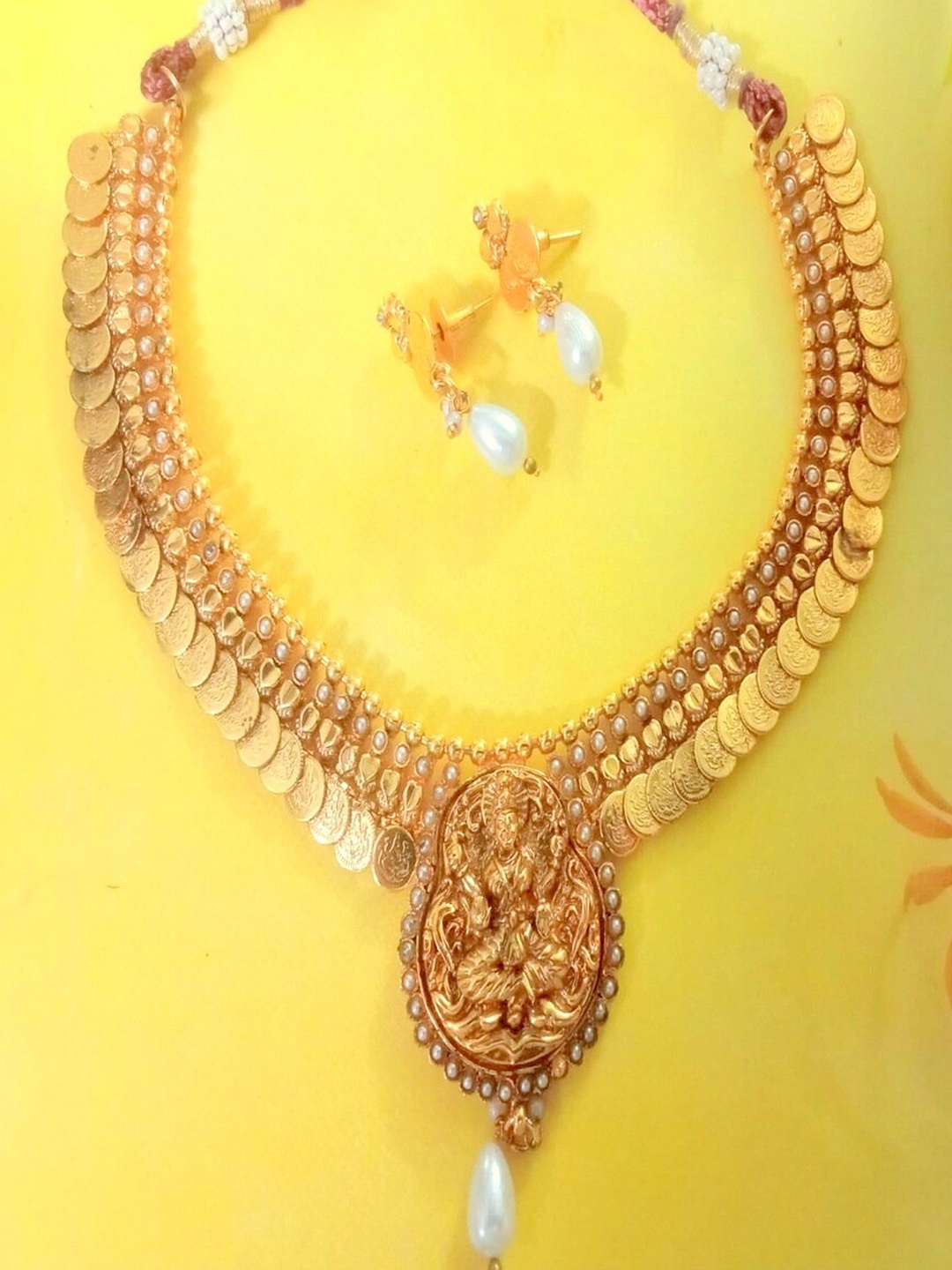 

Runjhun Women Gold-Plated White Pearls Studded Jewellery Set