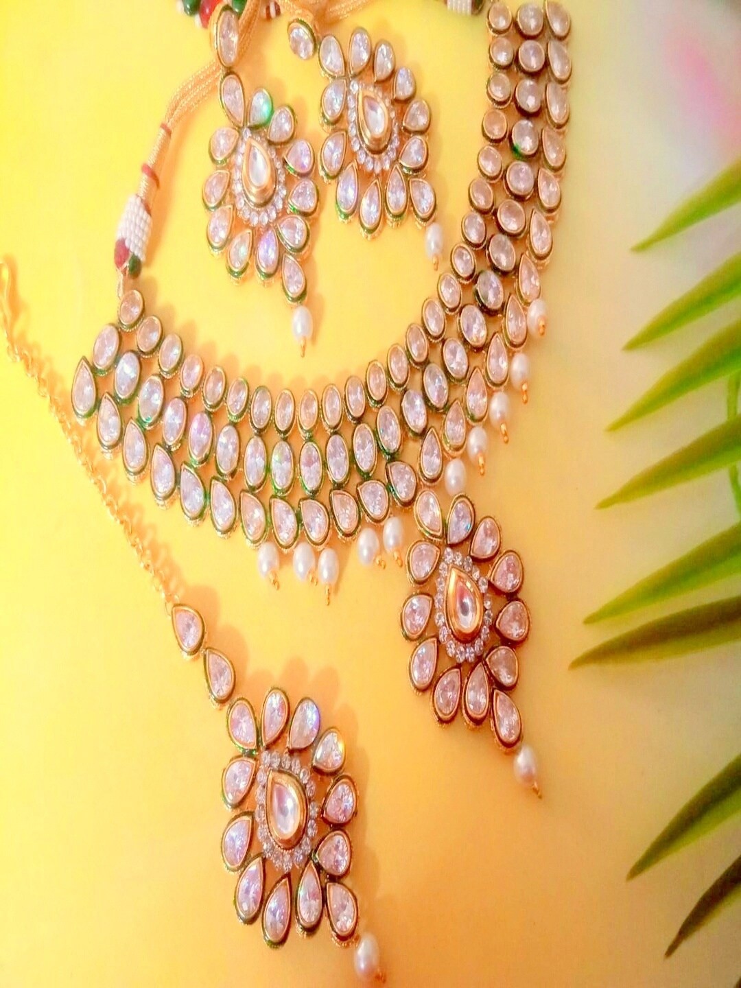 

Runjhun Gold-Plated White Stone Studded & Beaded Jewellery Set