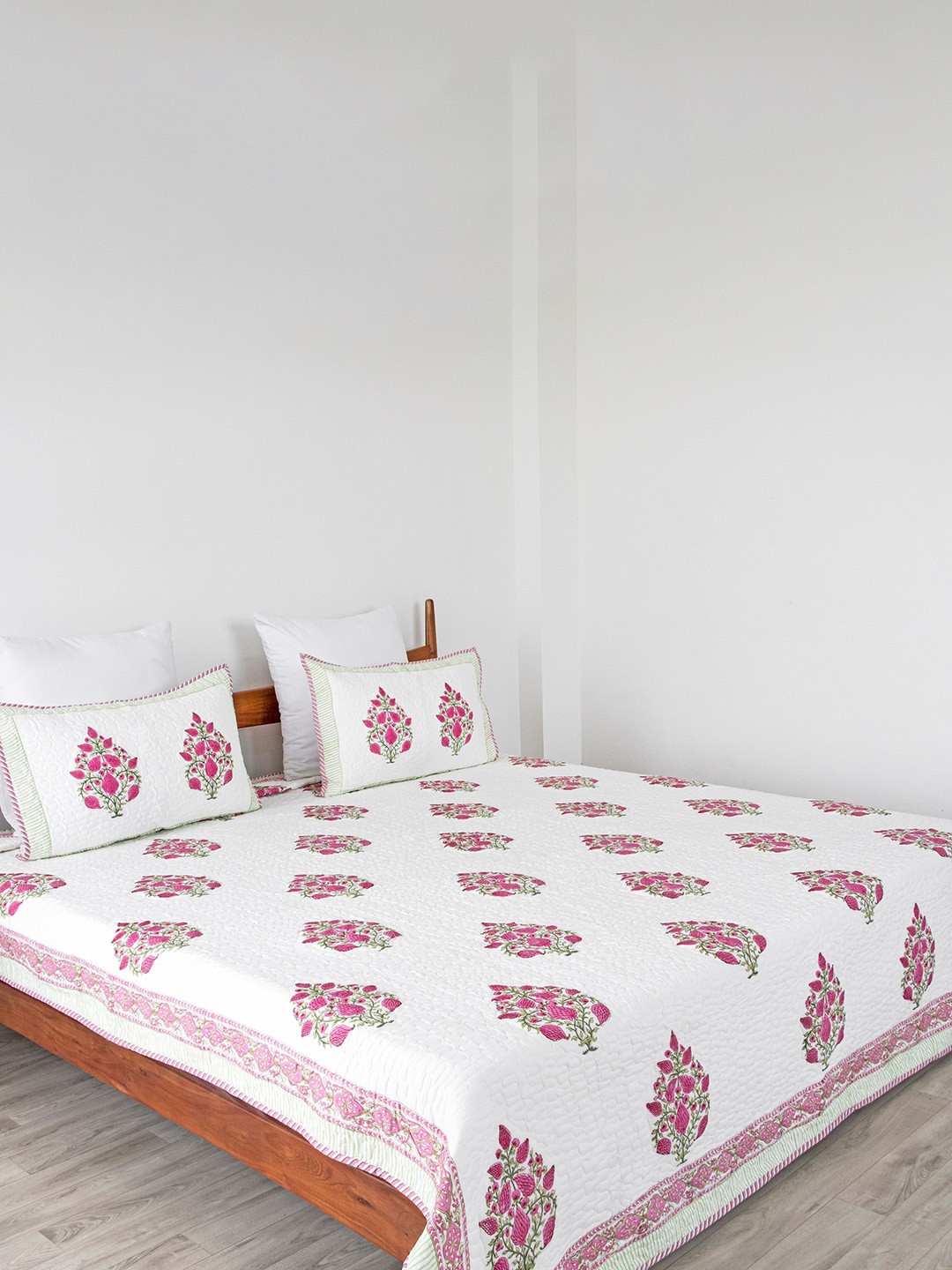 

HOMEMONDE Pink & White Printed Pure Cotton 300 TC Bed Covers