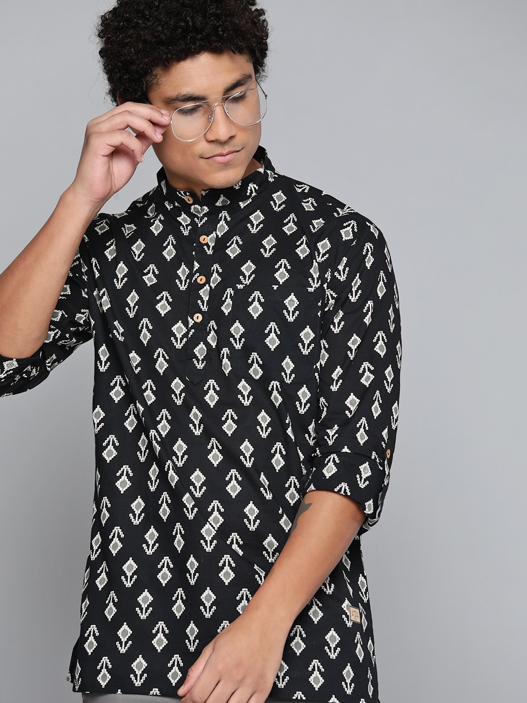 

DENNISON Men Black Floral Printed Kurta