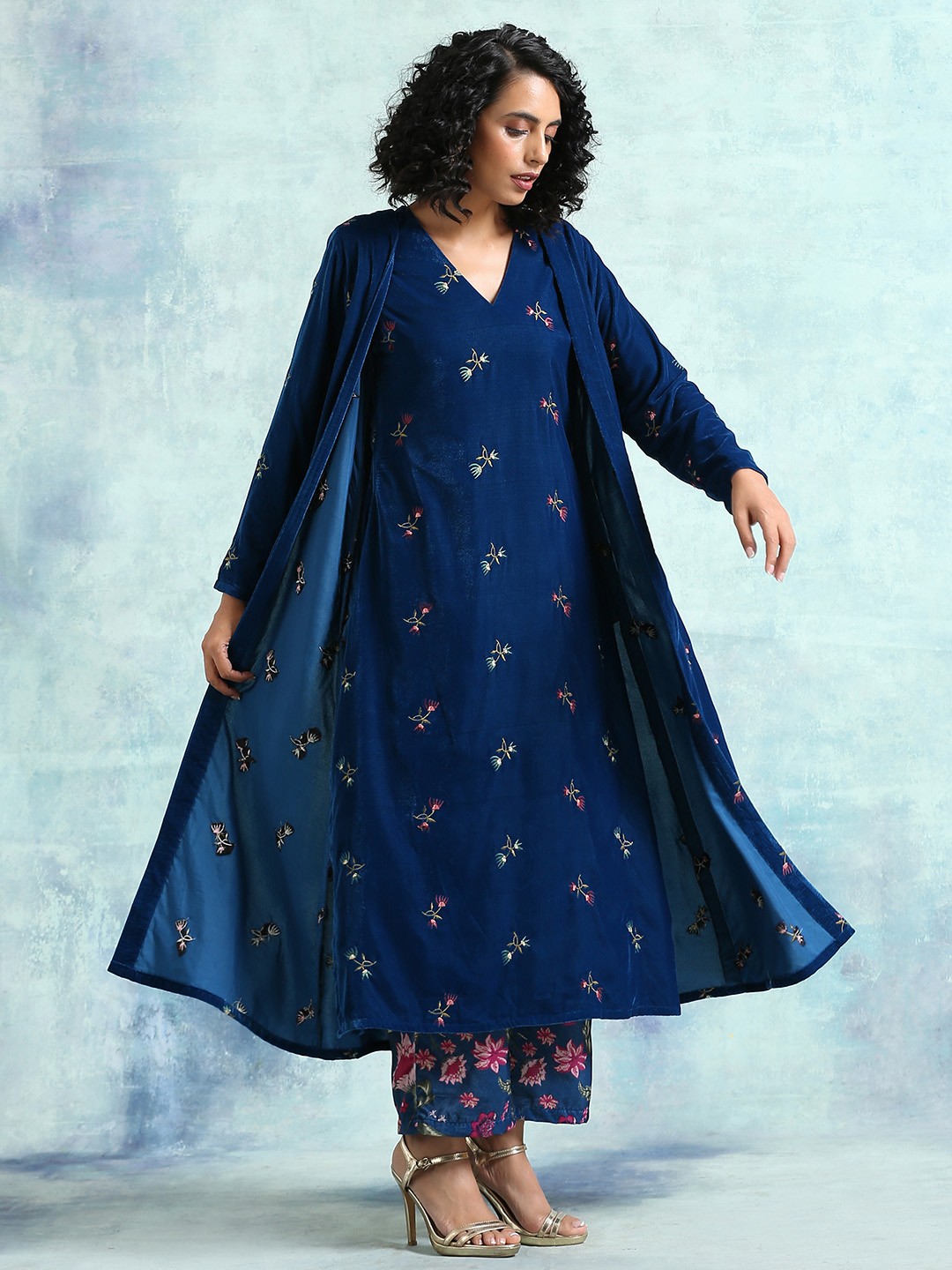 

trueBrowns Women Blue Floral Printed Embroidered Longline Shrug