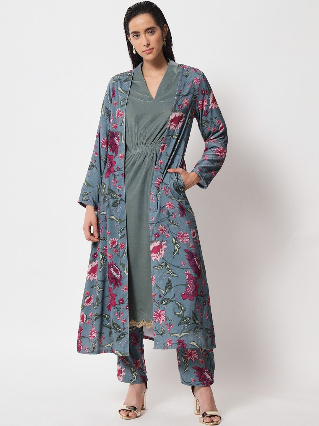 

trueBrowns Women Grey & Pink Floral Printed Longline Shrug