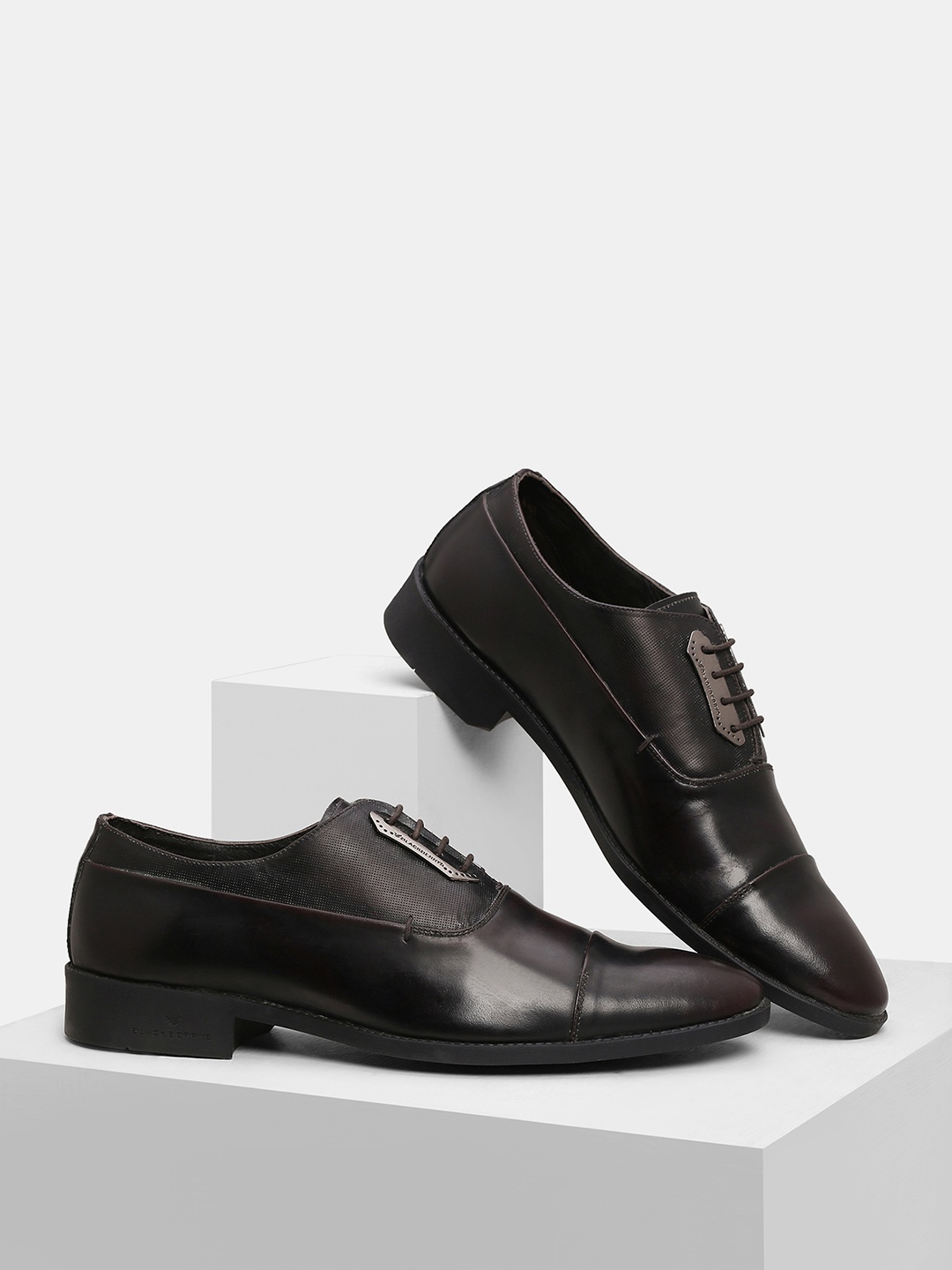 

Blackberrys Men Black Solid Leather Formal Oxfords