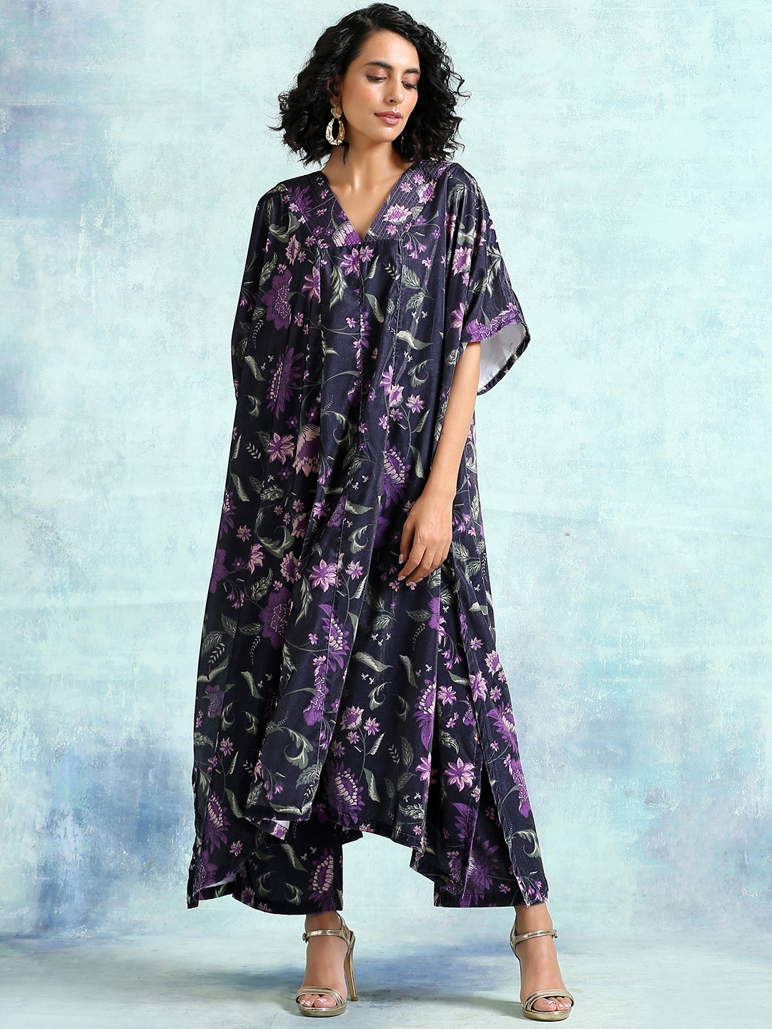 

trueBrowns Women Black Floral Printed Flared Sleeves Velvet Kaftan Kurta